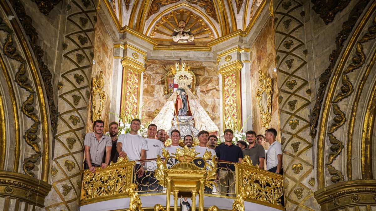 La zona reservada a capitanes y entrenadores se vio desbordada de estrellas.