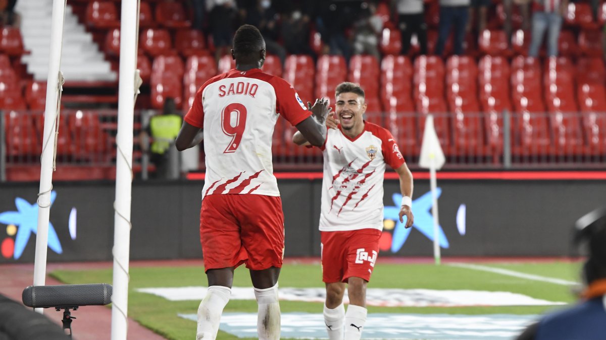Pozo celebrando con Umar Sadiq uno de esos goles tan suyos llegando en carrera.