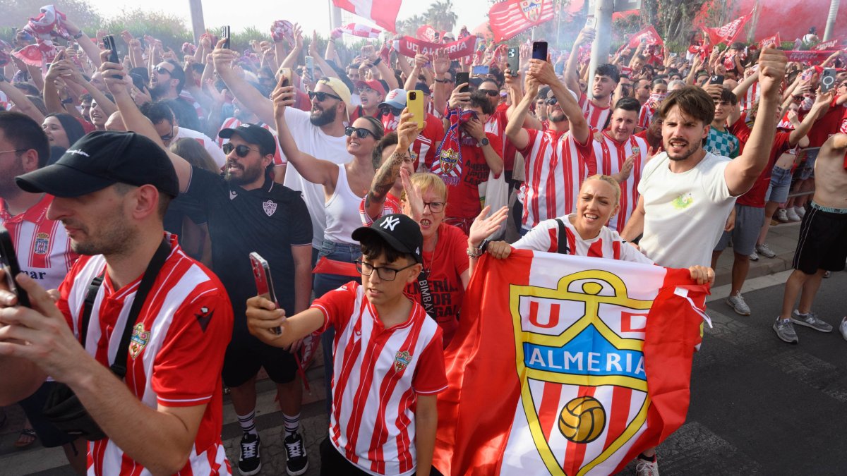 La afición del Almería ha vuelto a responder y ha marcado el techo de abonados con 15.292 a la espera de las obras del Mediterráneo.