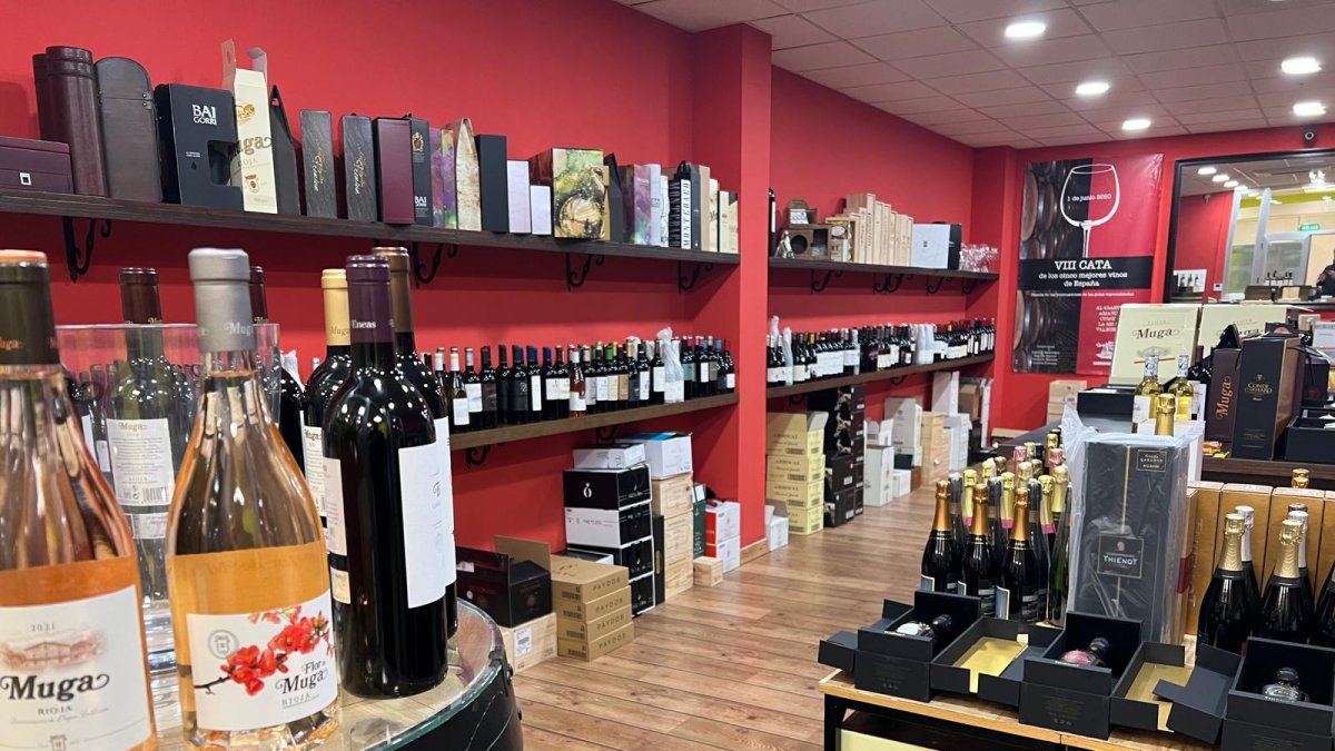 Local de Distribuciones Antonio Rueda con vinos y productos