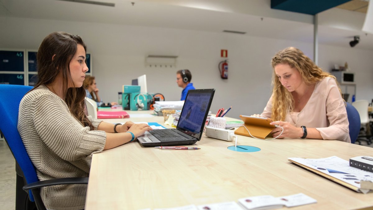 Archivo - La Junta impulsa el emprendimiento joven en Almería con ayudas de 51.000 euros para proyectos empresariales