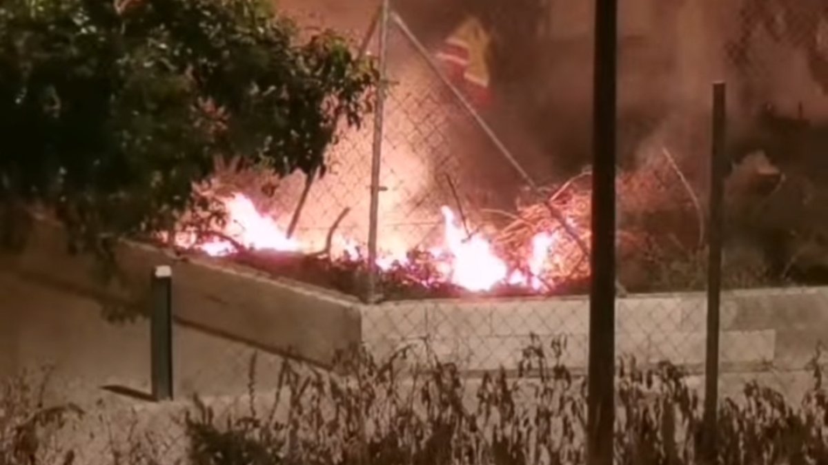 Imagen del incendio en el solar cercano a la Plaza Vieja de la capital almeriense.