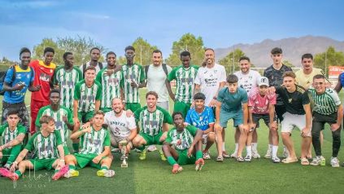 AD Los Gallardos con jugadores y cuadro técnico.