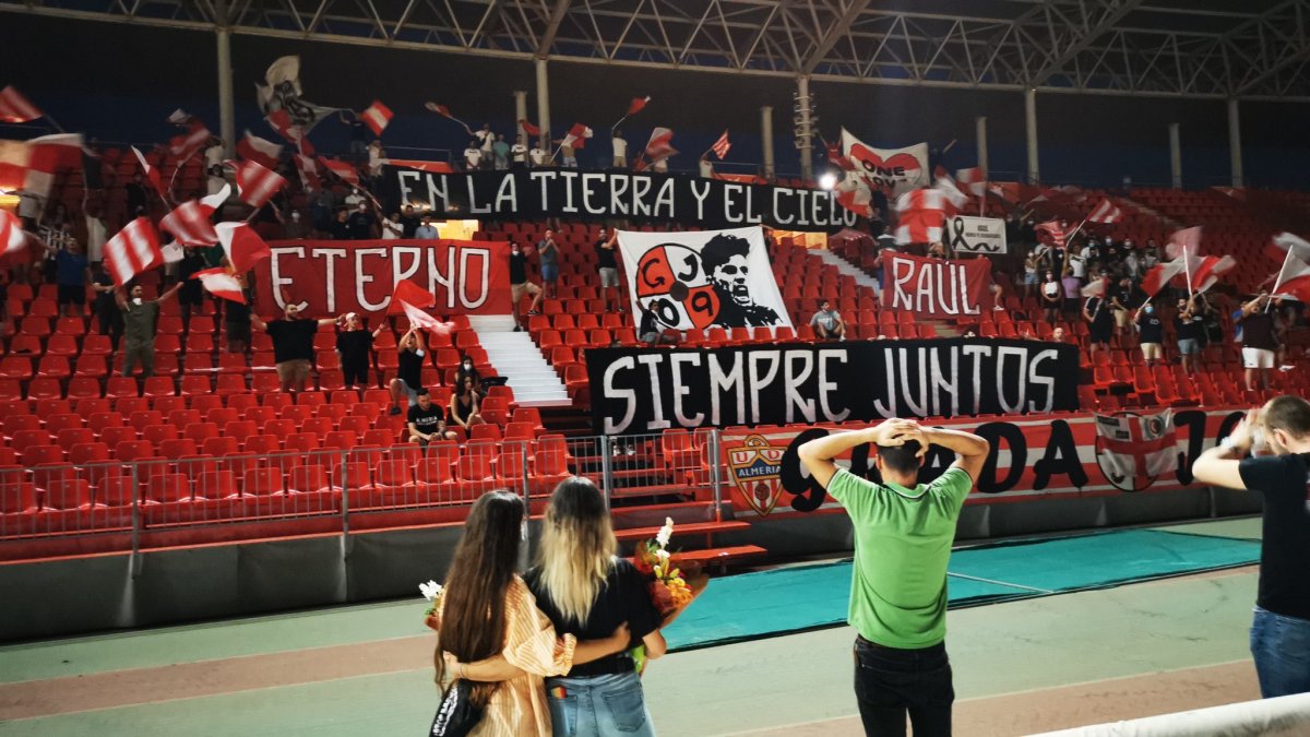 Raúl no era futbolista, pero miles de personas corean su nombre en un estadio: la estrella eterna del Almería