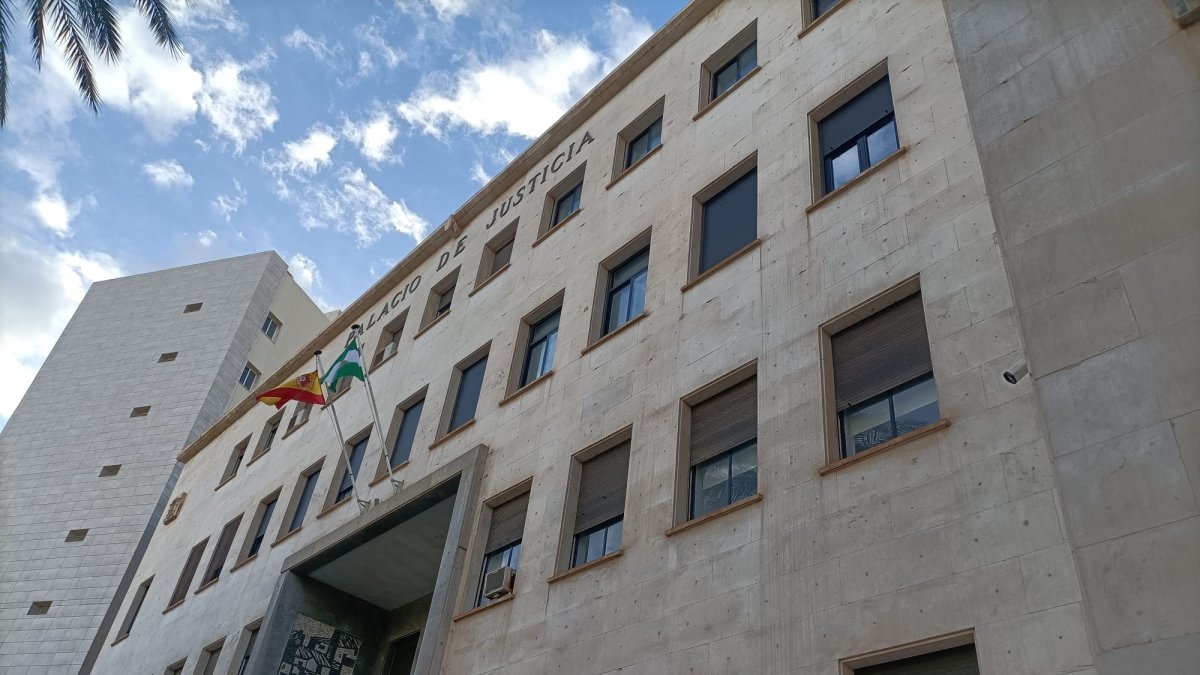 Archivo - Almería.-Tribunales.-Condenado a casi diez años de cárcel por agredir sexualmente y maltratar a su mujer e hijos menores