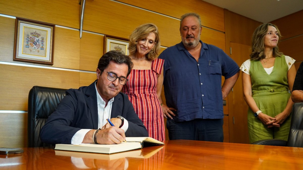 Francisco Góngora firma en el libro de honor del Ayuntamiento de El Ejido
