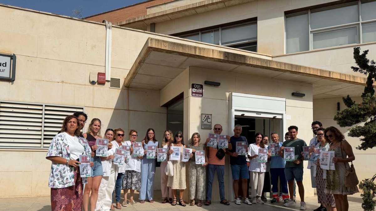 Concentración por la agresión a una médico de familia en Balerma (Almería).