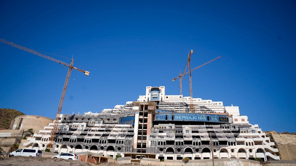 Archivo - Hotel situado en la playa de El Algarrobico en Carboneras (Almería).
