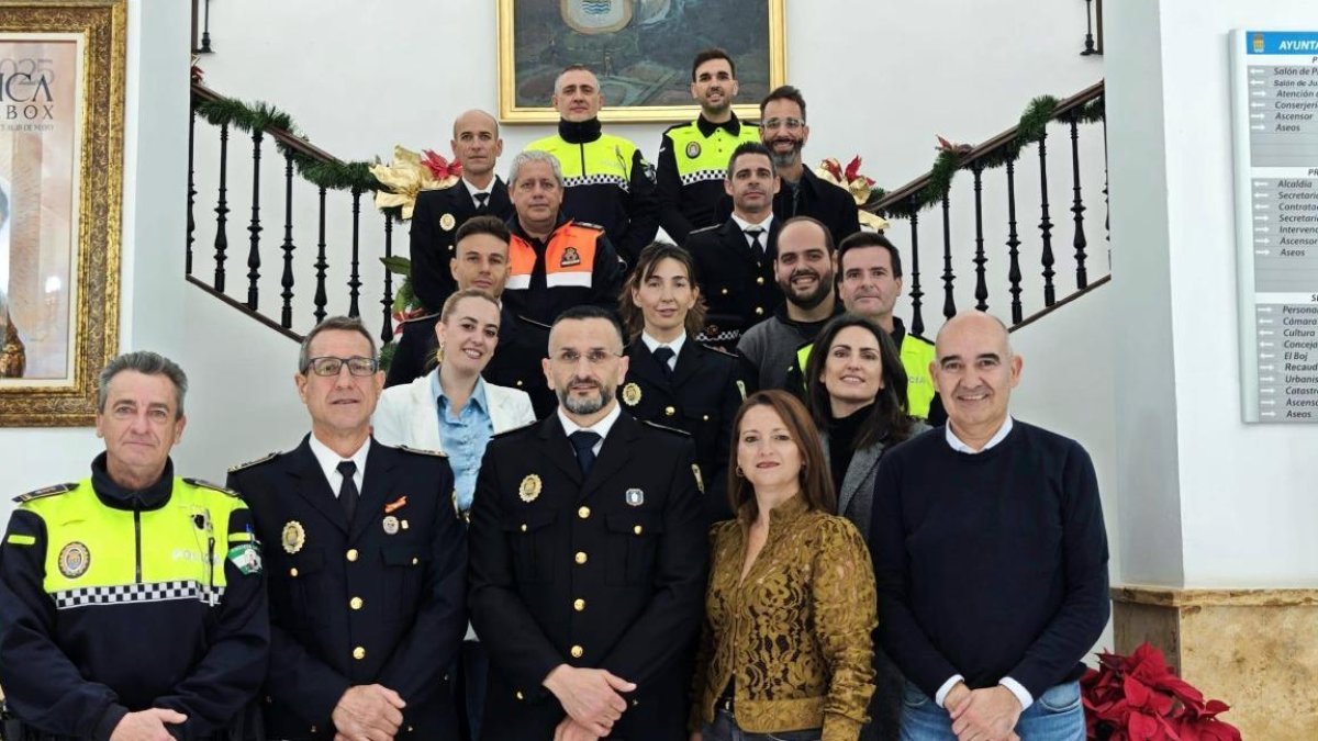 Foto de familia del equipo de Gobierno con parte de la plantilla de Policia Local de Albox.