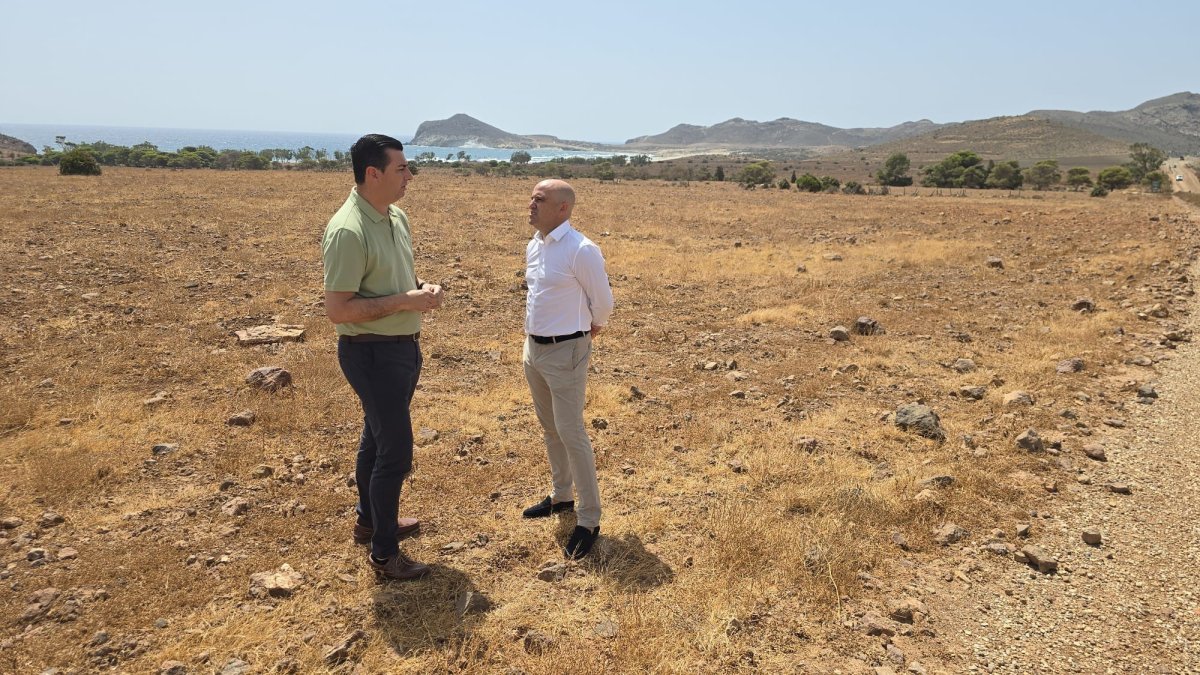 El alcalde de Níjar (Almería), José Francisco Garrido, y el presidente de la Diputación de Almería, José Antonio García Alcaína, en el campillo de Genoveses de Níjar.