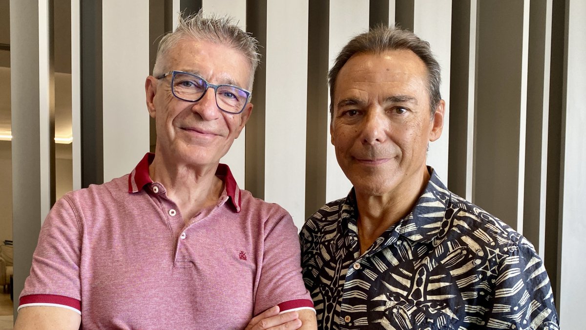 César Navarro, presidente de la Asociación de Mayores de la Universidad, junto al periodista Antonio Hermosa.