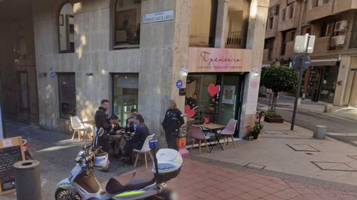 Fachada de Ti penso io en su ubicación de la Rambla Federico García Lorca.