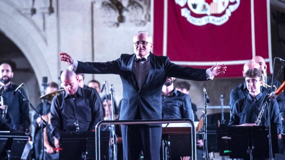 José Sola Palmer, director de la Banda Municipal de Música de Almería durante el concierto de la Feria del año pasado.