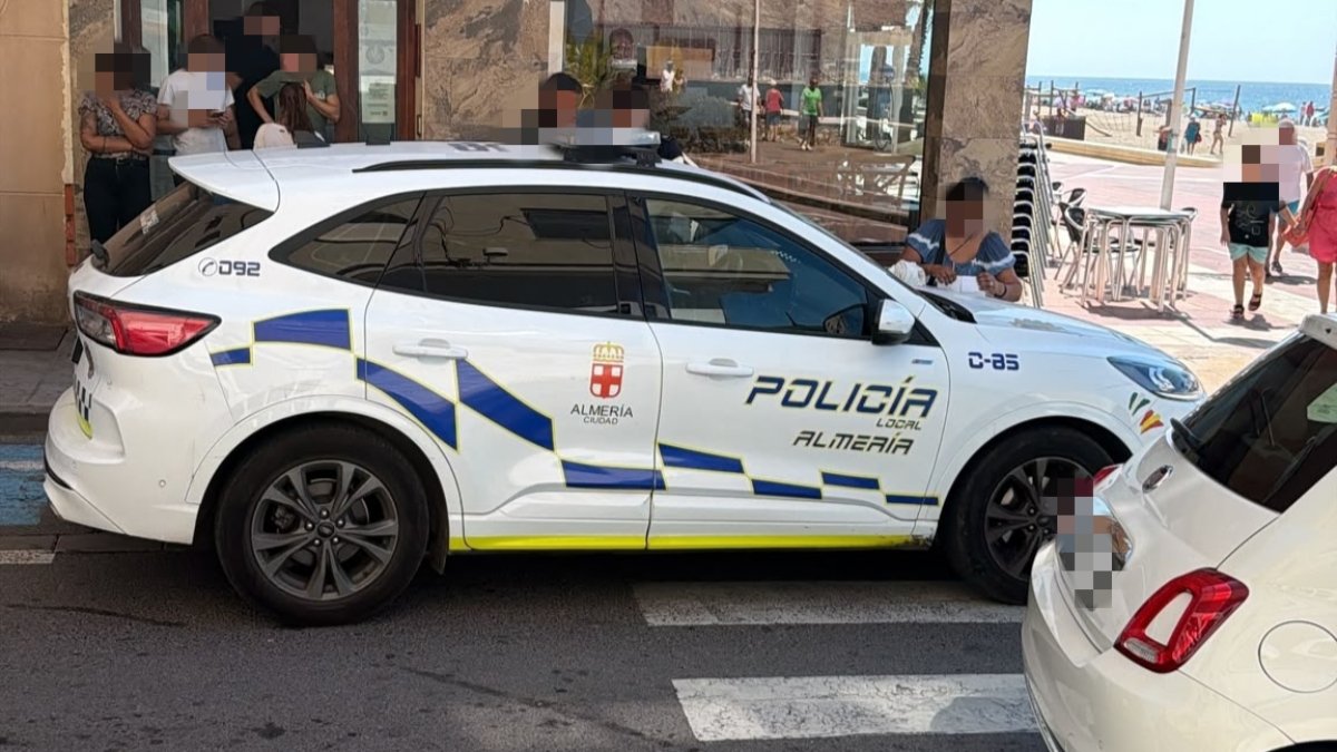 Una patrulla de la Policía Local este mediodía frente a la puerta del negocio tomando los datos a la mujer que trató de llevarse el bote de las propinas.