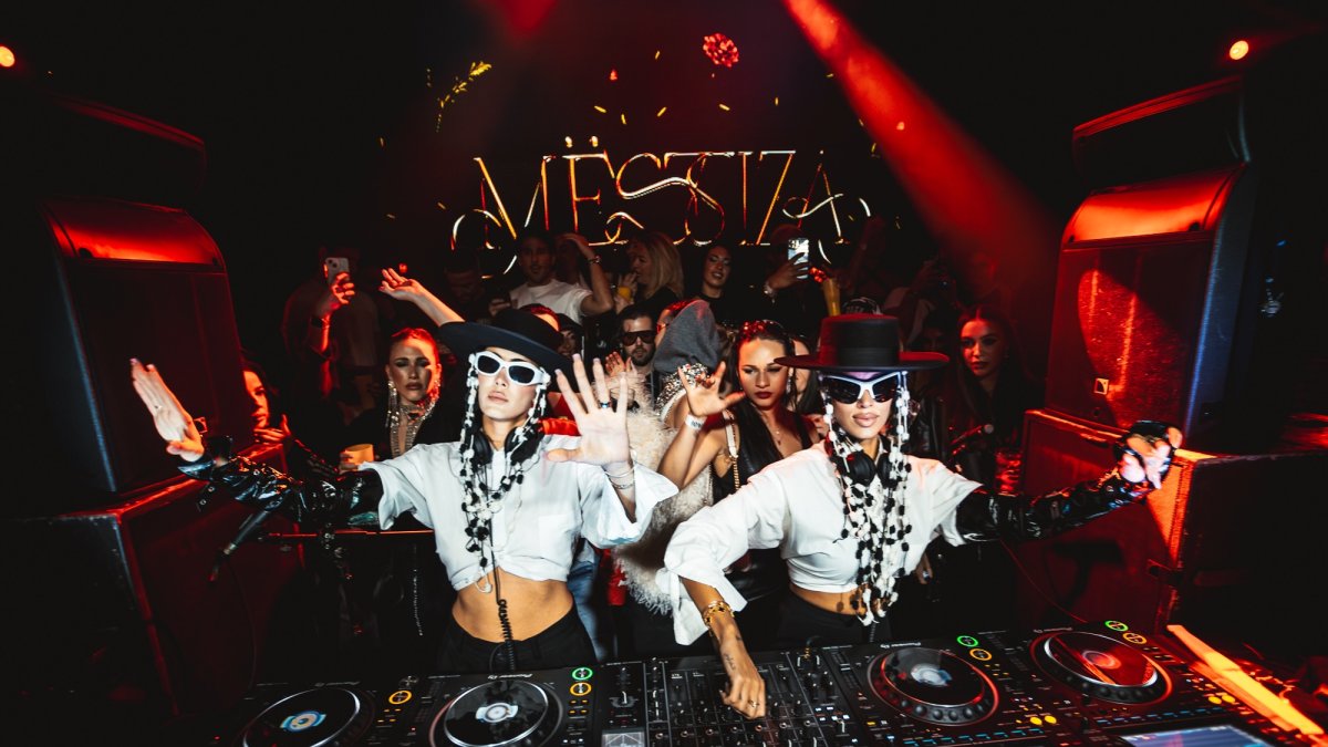 Mestiza actuando en unos de sus shows.