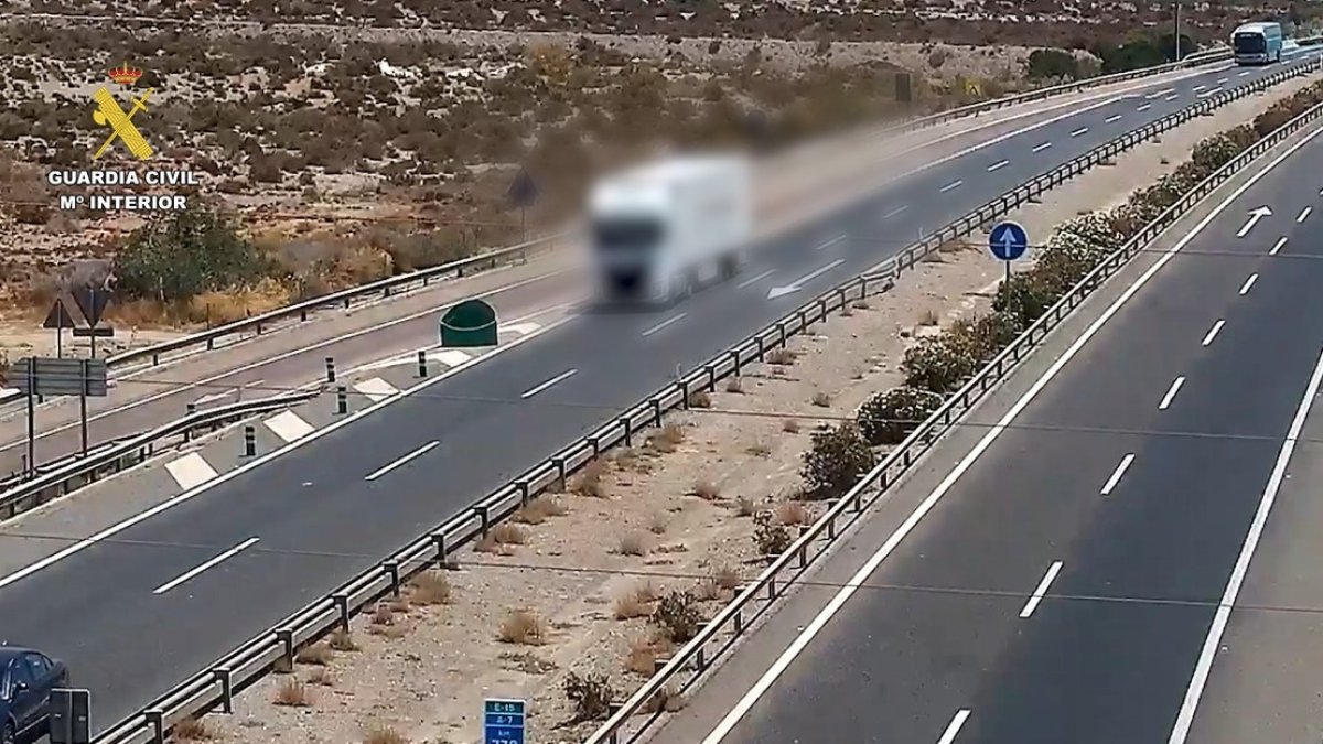 Imagen del camión realizando la maniobra.