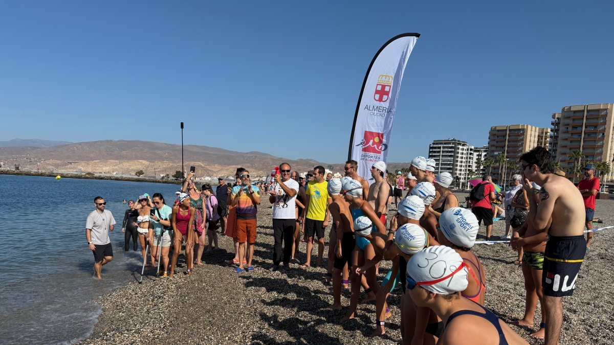 La VI Travesía Inclusiva ‘Carlos Tejada’ crece un 30% y reúne a 220 nadadores en las aguas de Almería.