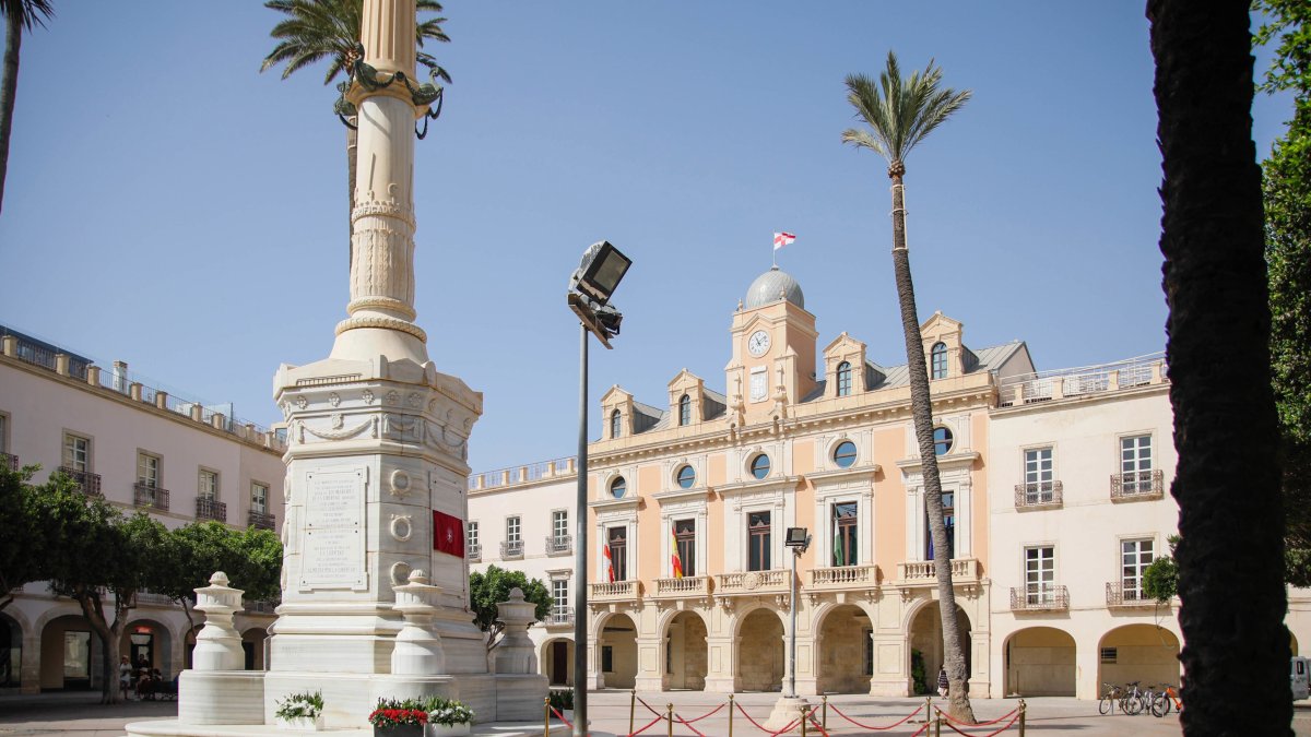 Archivo - El monumento a los Mártires de la Libertad 'Los Coloraos', conocido como 'El Pingurucho' en la Plaza Vieja de Almería.