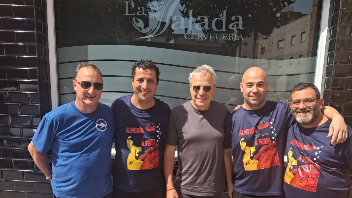 Dani Mezquita y David Summers, de Hombres G, con el equipo de La Salada.