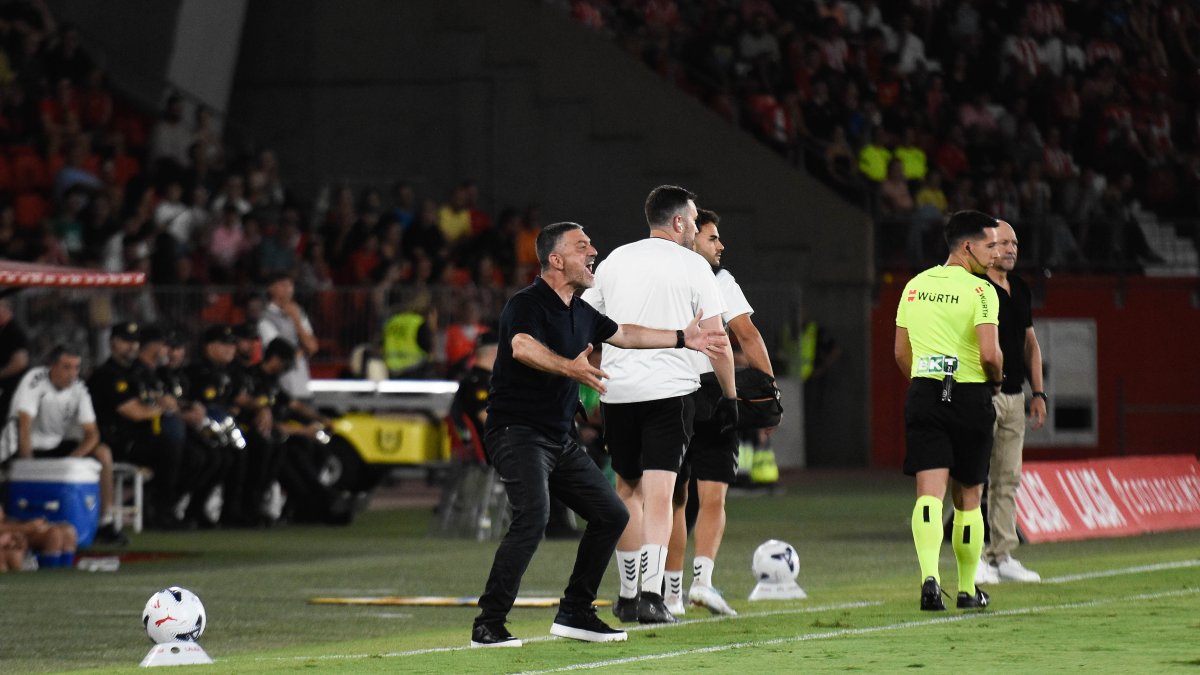 García Pimienta se desespera en la banda pidiendo más a su Almería.