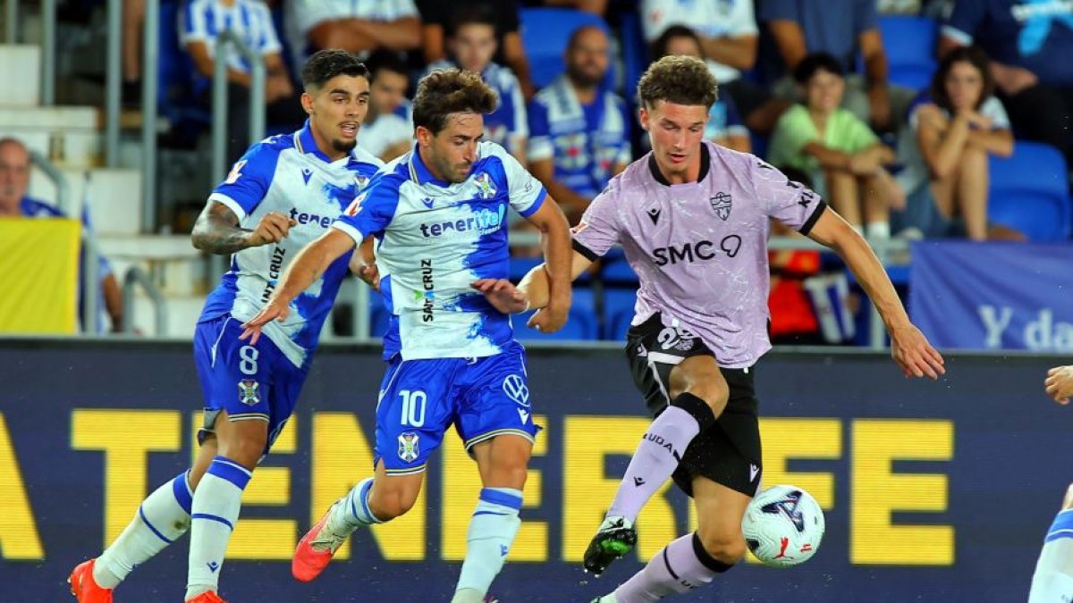 Si el rival asfixia a los jugadores más técnicos el Almería no responde.