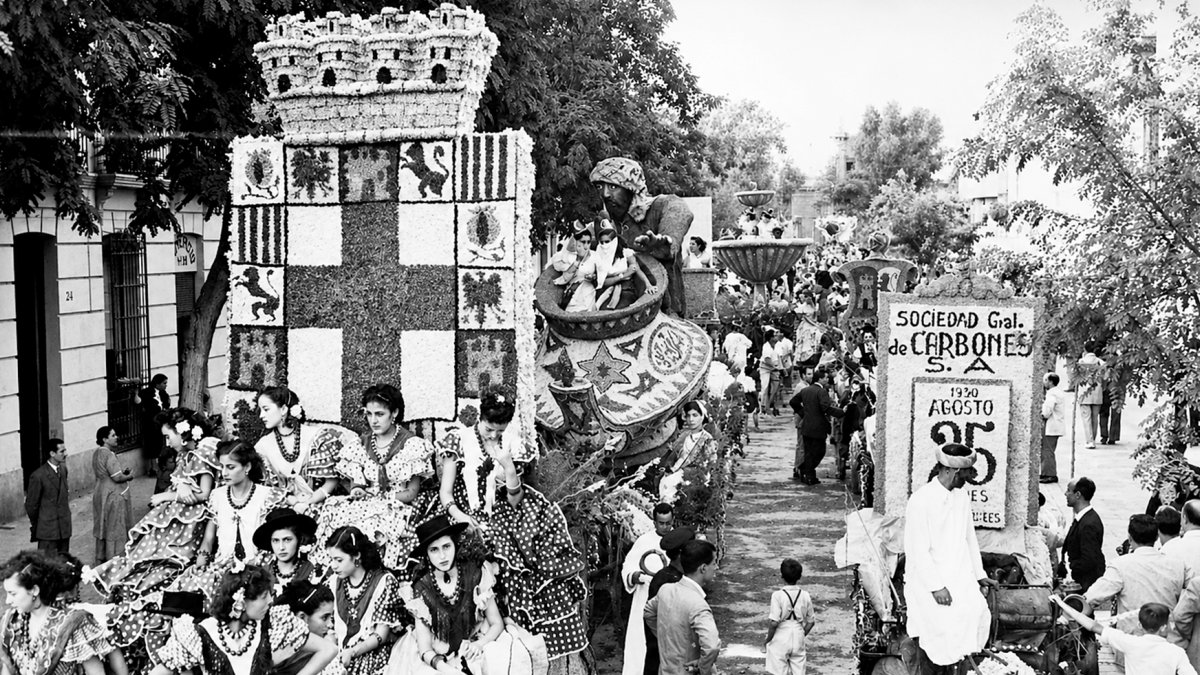 Batalla de flores de 1950. Abrieron el cortejo la carroza del pregonero con el escudo de Almería y la carroza de la Sociedad General de Carbones.