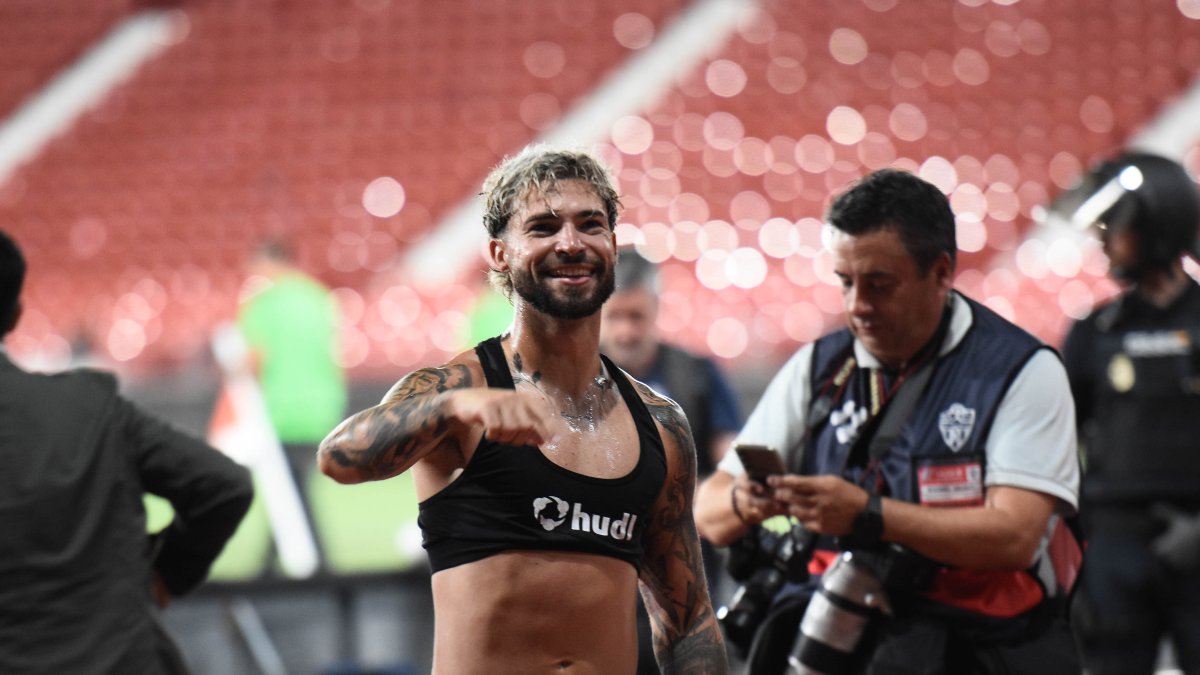 Dani Sánchez celebrando en el Mediterráneo su último ascenso con el Málaga.