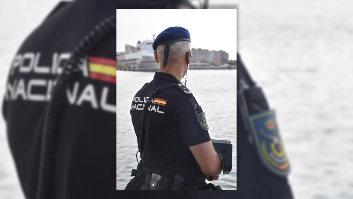 Miguel Cazorla, el piloto del primer dron de la Policía Nacional de Almería volando en el puerto.