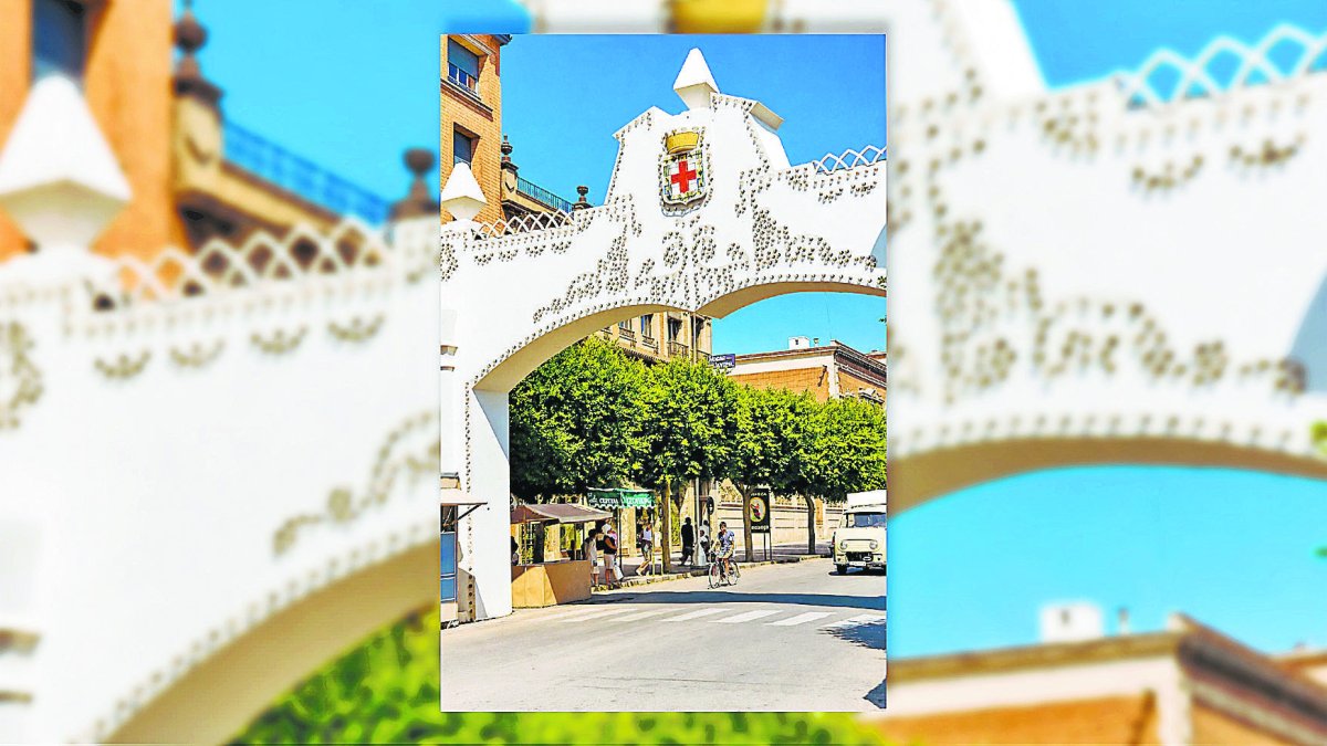 El sencillo pórtico situado en la parte baja del Paseo, justo a la entrada de la Plaza Circular, donde empezaba el Real de la Feria en 1964.