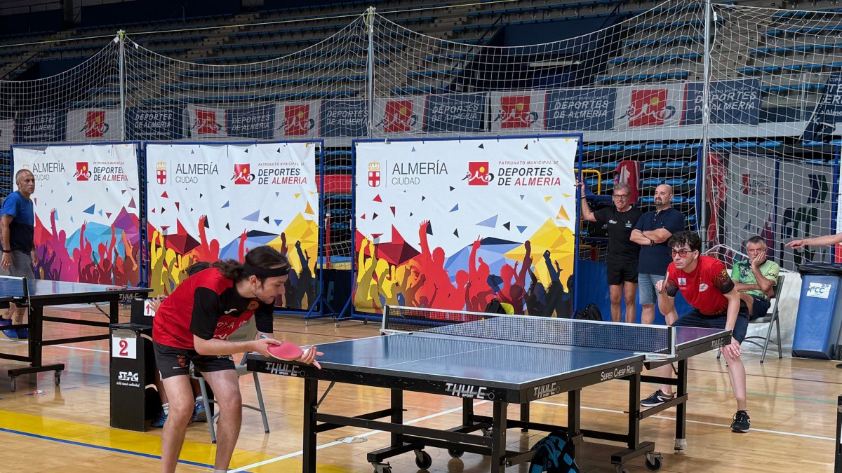 Ochenta jugadores de Almería, Granada y Murcia participan en el Torneo de Feria de Tenis de Mesa.