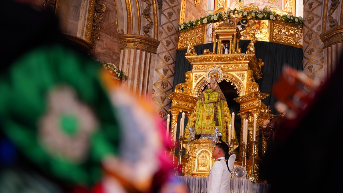 Un momento de la ofrenda floral a la Virgen del Mar