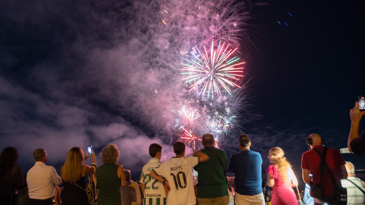 Disfrutando de los fuegos artificiales que marcaron el sábado noche el final de la Feria de Almería 2026.