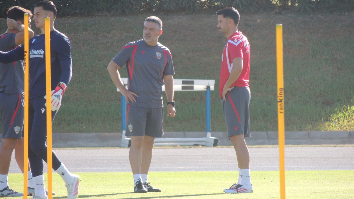 García Pimienta y Javi Muñoz, este domingo en el campo Anexo.