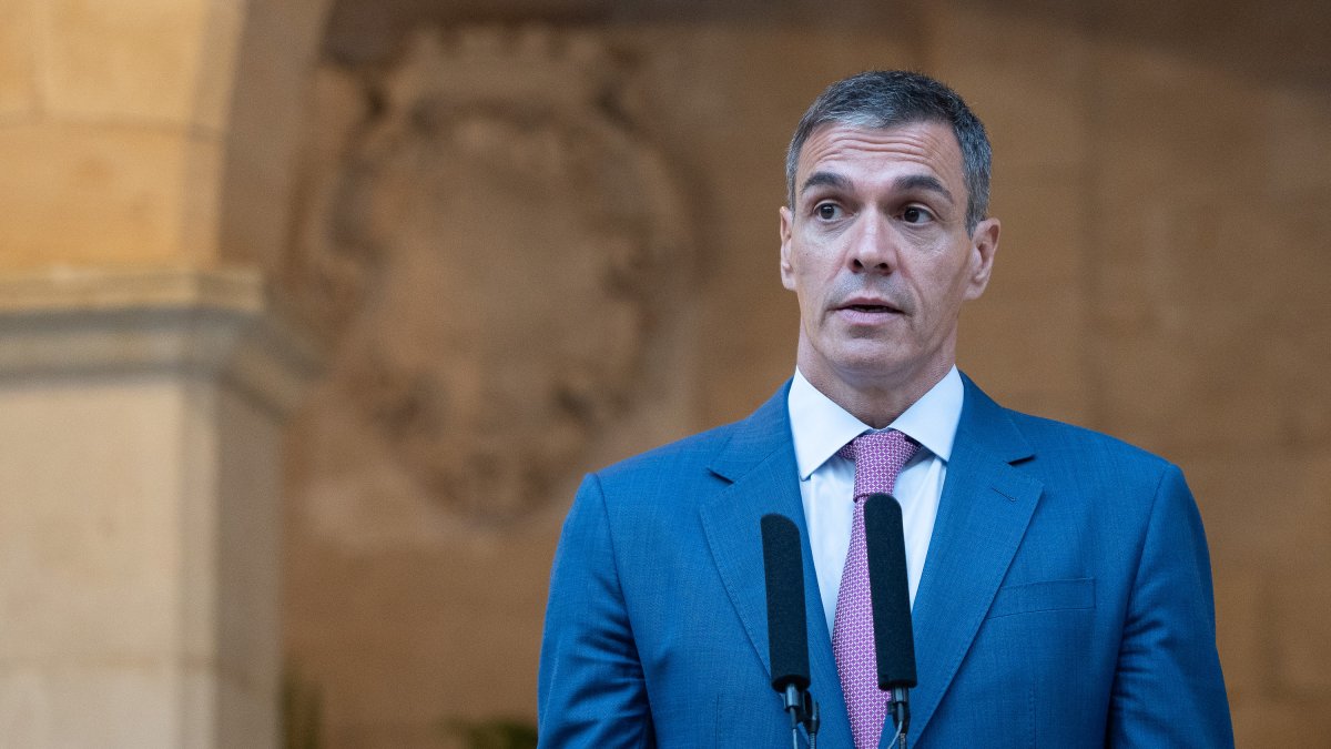 Archivo - El presidente del Gobierno, Pedro Sánchez, comparece ante los medios de comunicación tras su despacho con el Rey Felipe VI, en el Palacio Real de la Almudaina, a 29 de julio de 2026, en Palma de Mallorca, Baleares (España).