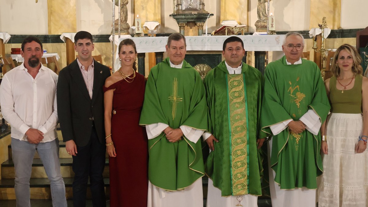 Foto de familia con el nuevo párroco de la Iglesia de San Isidro Labrador