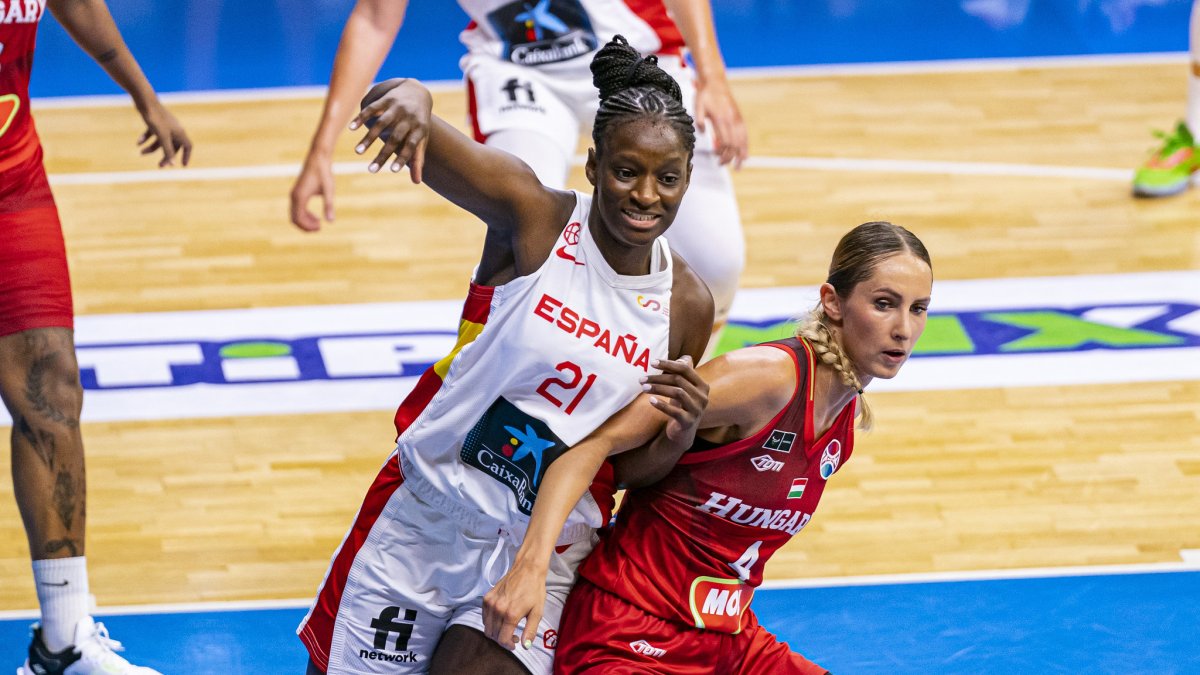 Lola Pendande durante un partido con España.