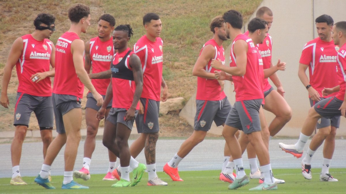 La plantilla del Almería, este martes en el campo Anexo.