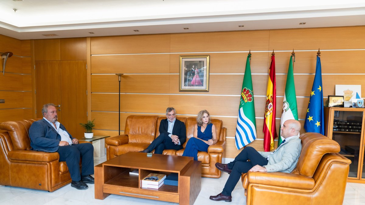 Reunión entre el presidente de la Diputación de Almería, José Antonio García Alcaina, y la alcaldesa de El Ejido, Julia Ibáñez.