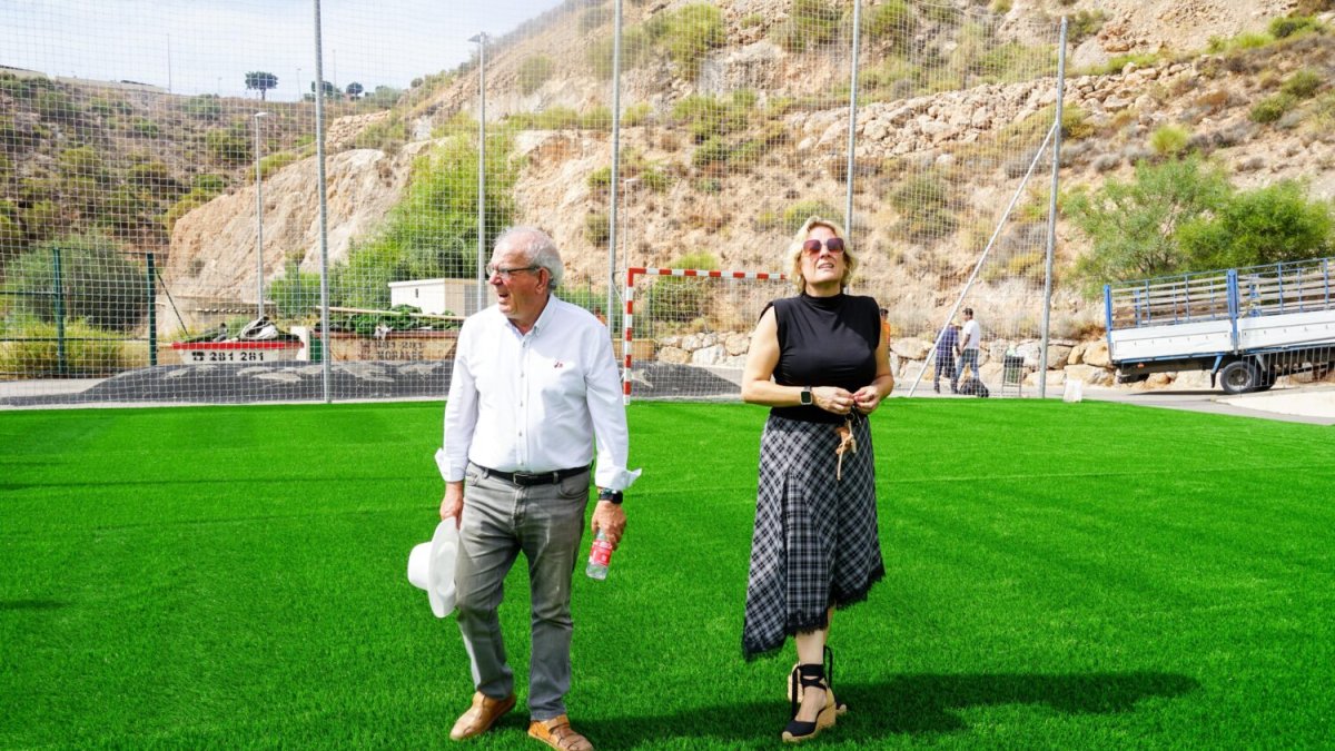 Bonilla visita la actuación realizada en esta zona deportiva