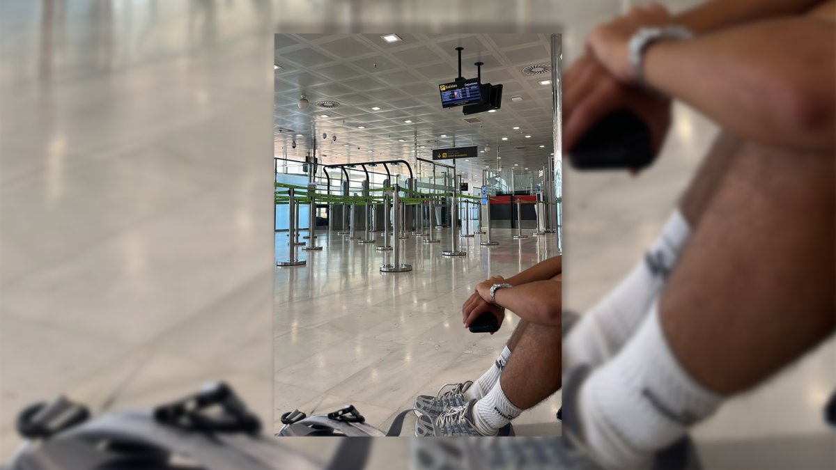Uno de los menores tras perder el vuelo, en el aeropuerto, que quedó vacío.