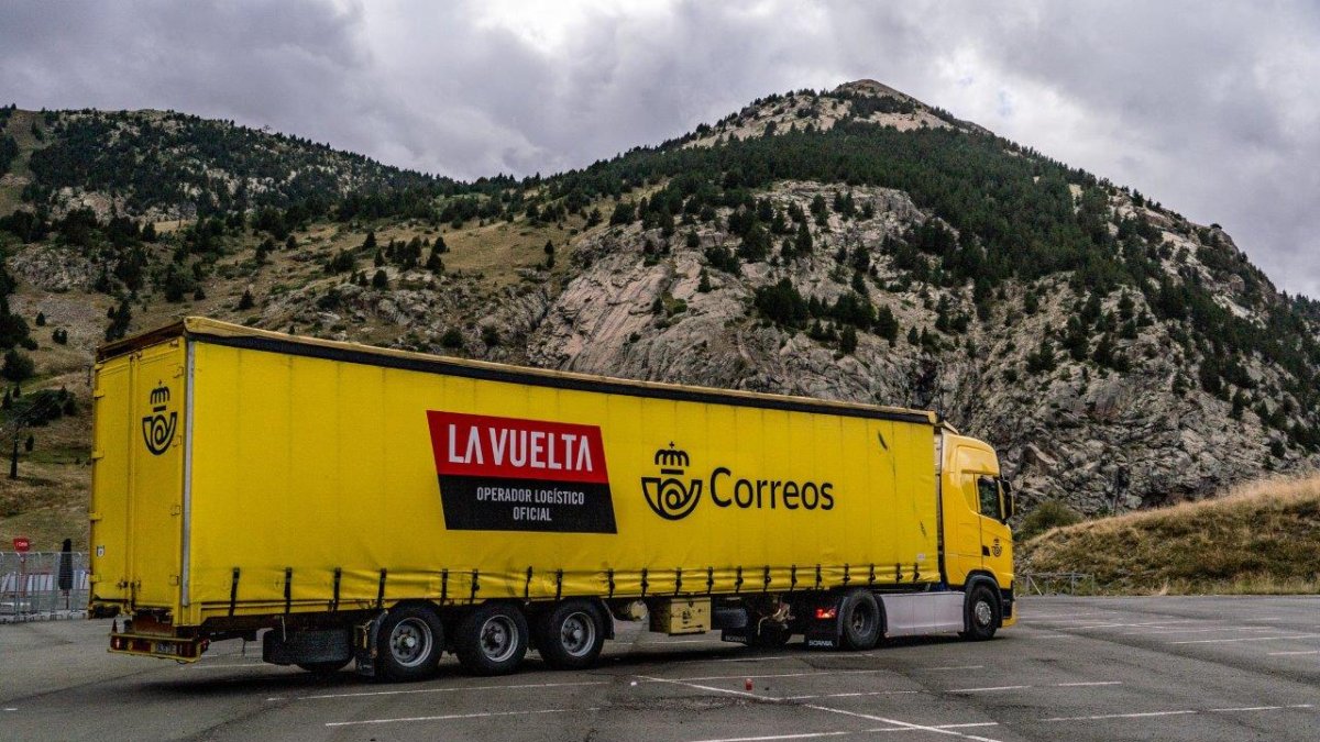 Correos desplaza el material que se mueve con La Vuelta 2026