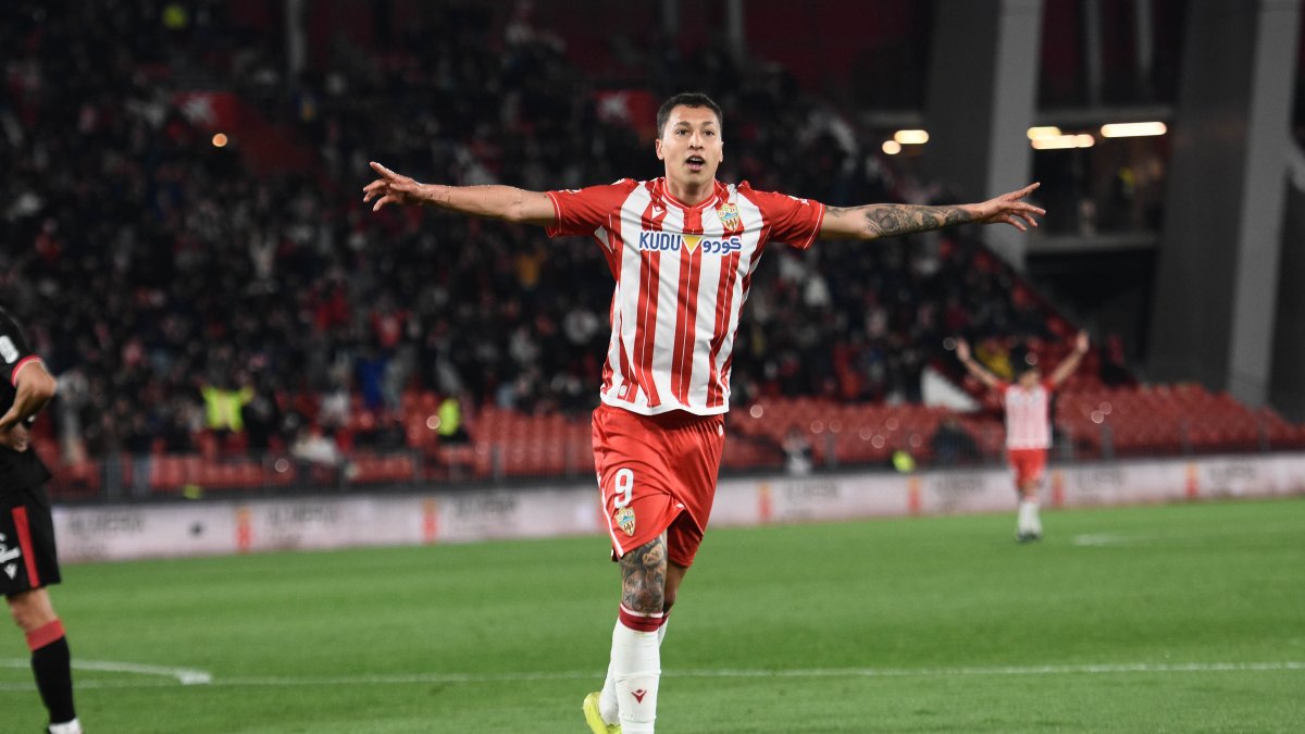 Thalys celebrando uno de los goles del Almería a la Cultural Leonesa.