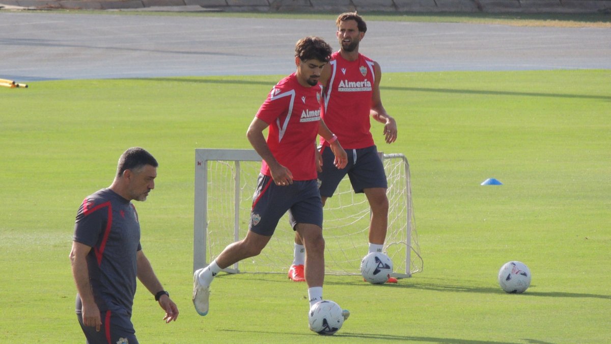 Niko Tomasevic en el entrenamiento del Almería. Llegó en el último día del mercado de fichajes a la Academia UDA.