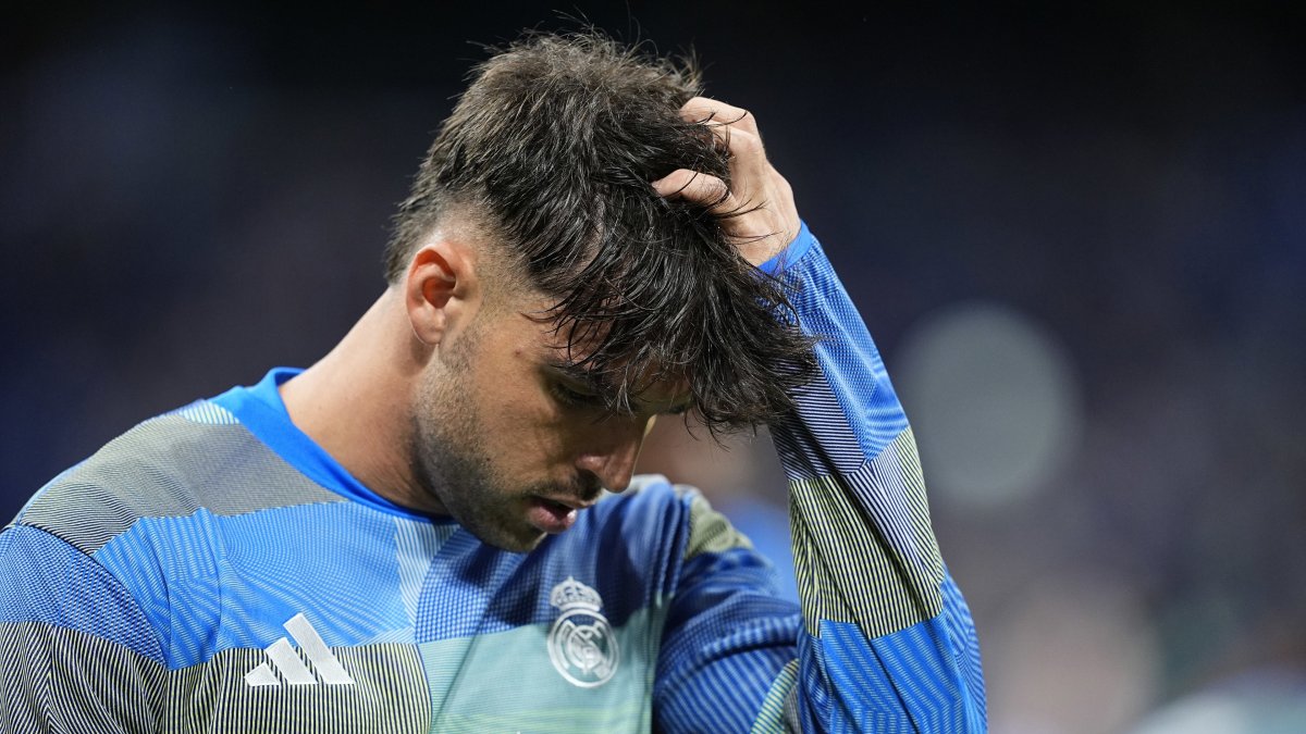 Archivo - El futbolista del Real Madrid Raúl Asencio, en el calentamiento previo al encuentro de LaLiga EA Sports 2025-26 ante el Real Oviedo en el Santiago Bernabéu.