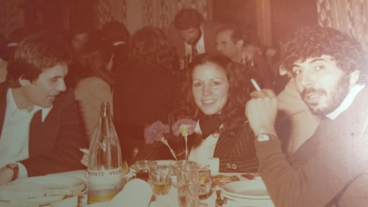 Gandolfo y su ex mujer junto a Luis Cela cigarrillo en mano.