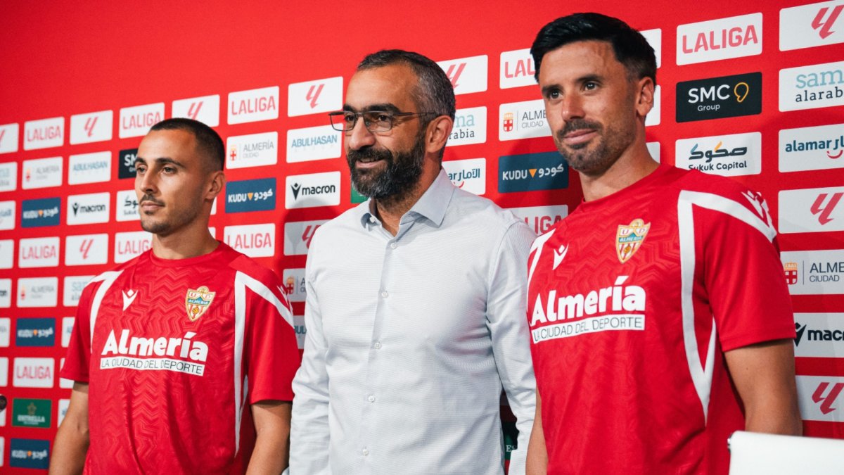 Lelo, El Assy y Muñoz en la presentación. Ambos fichajes están disponibles para jugar el domingo contra el Cádiz.