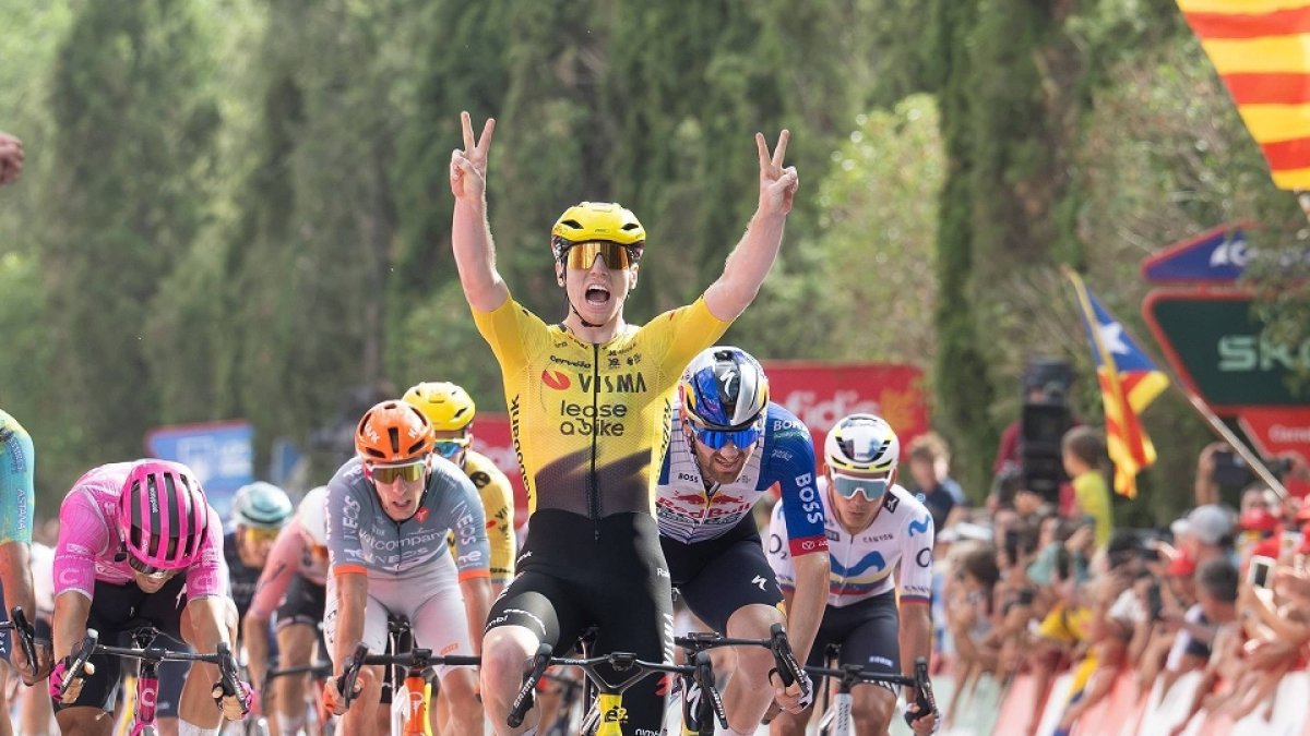 Matthew Brennan celebra su victoria en Roquetes en La Vuelta 2026.