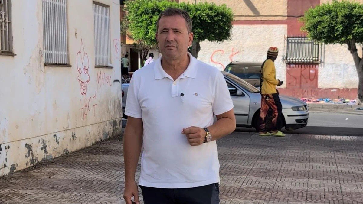 El concejal del PSOE Rafael Torres en Las 200 Viviendas de Roquetas de Mar (Almería).