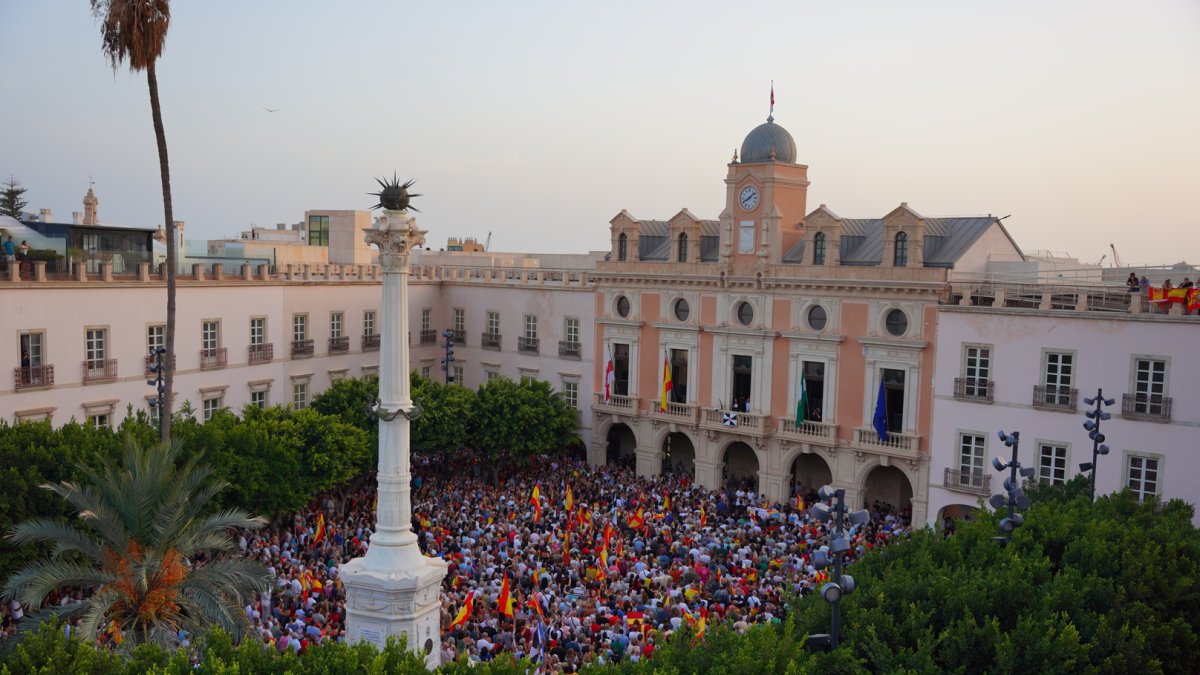 La Plaza Vieja de Almería se desborda en apoyo a Ceuta