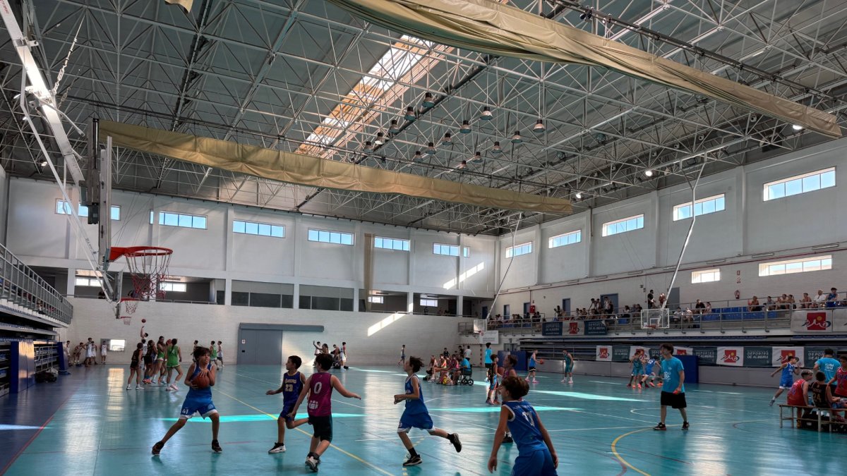 Imagen de archivo de jóvenes practicando deporte
